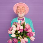 Oude man met hoed en bloemen geeft kus